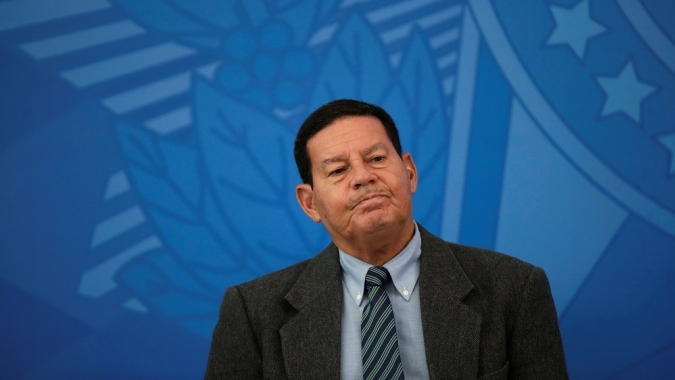 Governo precisa cortar gastos ou aprovar Orçamento de Guerra para pagar novo auxílio, diz Mourão