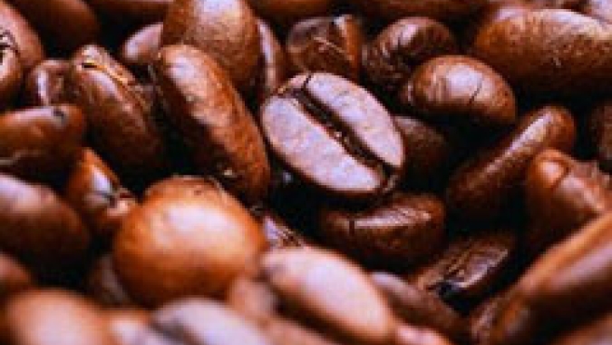 Café fecha em alta com fretes mais caros e tensão no Oriente Médio no radar