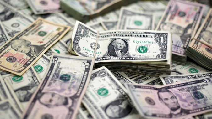 Dólar à vista oscila perto da estabilidade à espera de Campos Neto e de olho no exterior