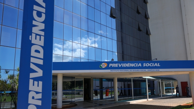 Ministro diz que governo ainda não estuda usar recursos públicos para ressarcir descontos do INSS