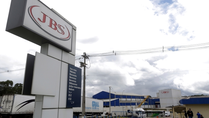 Fitch eleva rating da JBS para grau de investimento