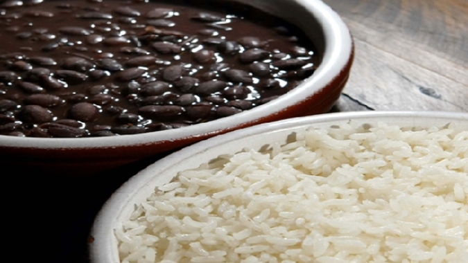 Brasileiros com menor renda consomem mais arroz e feijão e menos industrializados