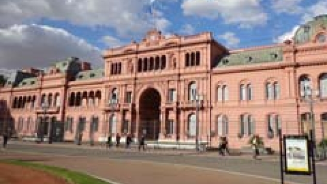 Mercados financeiros da Argentina avaliam nova gestão econômica em meio a turbulência política