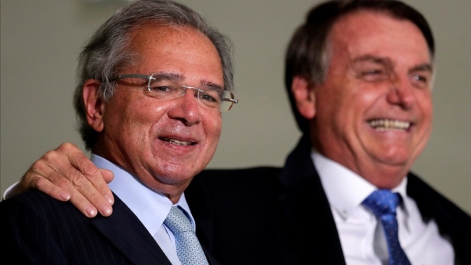 Bolsonaro afaga Guedes em evento no Planalto e diz não haver briga com Petrobras