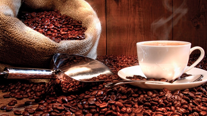 Café abre sexta-feira em alta, com mercado sustentado por colheita lenta e perspectiva de menor superávit global