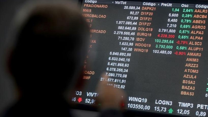 Ibovespa despenca mais de 4% nos primeiros negócios