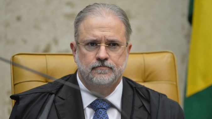 Aras tende a vetar pedido por celulares de Bolsonaro e Carlos