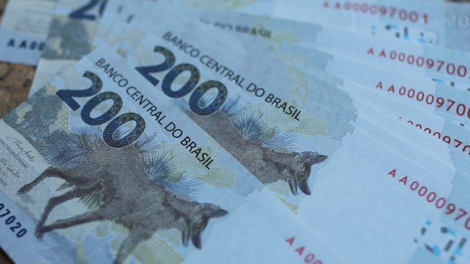 Crédito no Brasil acelera em agosto e inadimplência renova mínima histórica (3,3%)