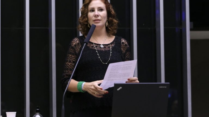 Câmara mantém mandato da deputada Carla Zambelli