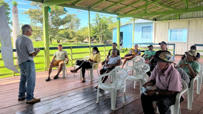 Prefeitura de Parintins leva orientação e cadastro a produtores de mel e suínos na zona rural