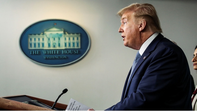 Trump diz que EUA reduzem isolamento de forma segura, apesar de alertas de nova onda de Covid-19