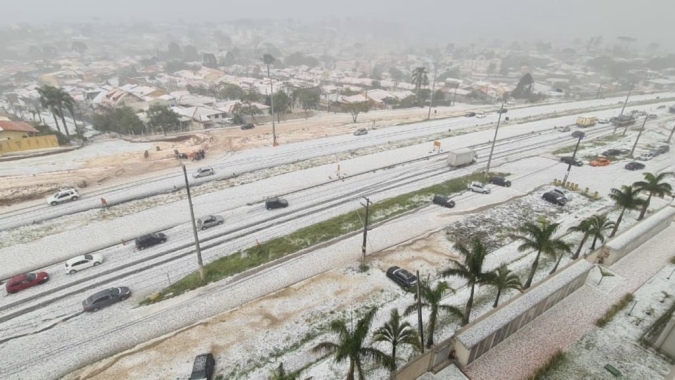 Curitiba tem chuva de granizo histórica e imagens impressionam na rede