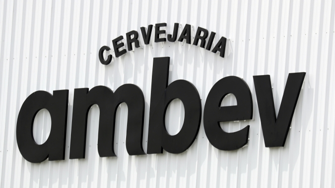Lucro da Ambev desaba 51,4% no 2º tri com pandemia, despesas financeiras
