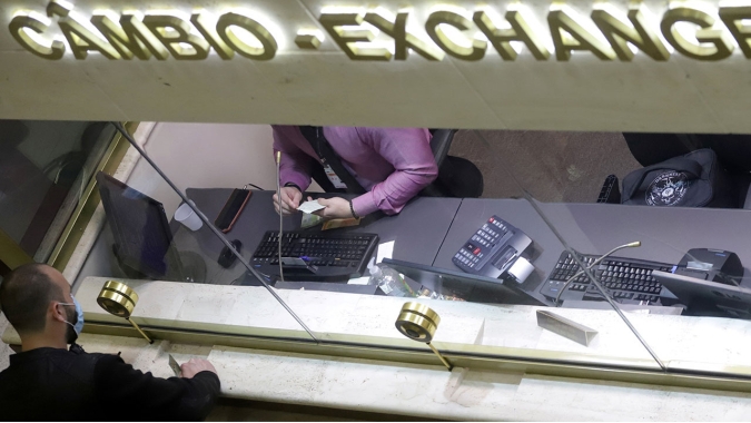 Estrangeiros sacam dinheiro de mercados emergentes pelo 3° mês seguido em maio, diz IIF