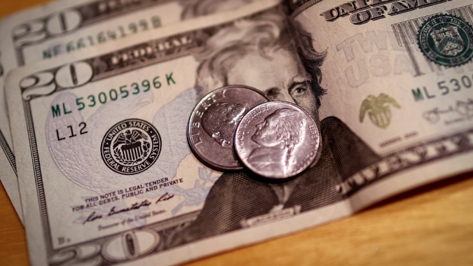 Dólar volta a ultrapassar R$6,00 e bate novo recorde com reação negativa à reforma do IR