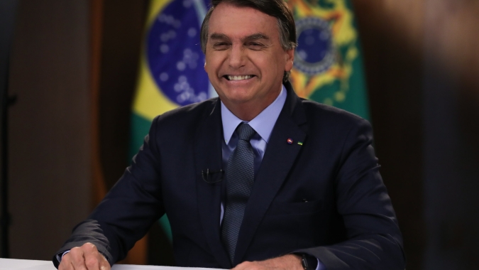 Jair Bolsonaro posta foto ao lado de cão e diz: 'vacina obrigatória só no Faísca'