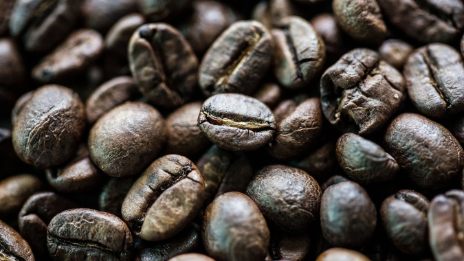 Café: Com dúvidas na oferta e resistência do produtor, Londres e NY avançam nesta 2ª feira
