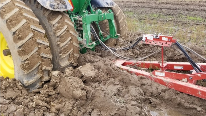 Nos EUA, produtores tentam seguir com plantio na lama; área é incerta