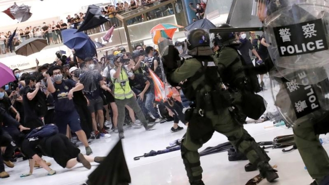 Polícia atira gás lacrimogêneo contra manifestantes em marcha de ano novo em Hong Kong