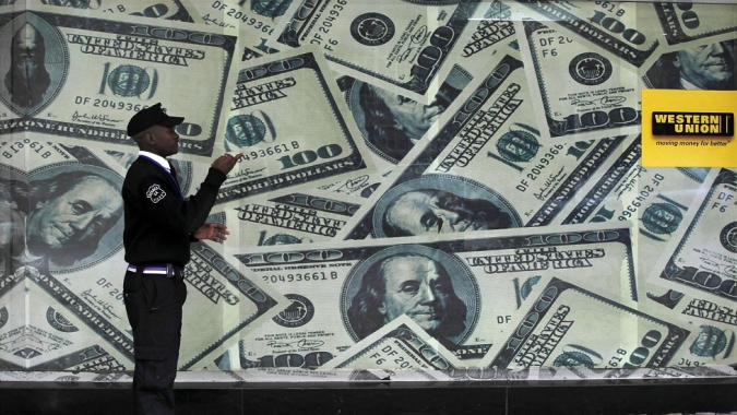 Dólar cai ante real na contramão do exterior com diferencial de juros favorecendo o Brasil