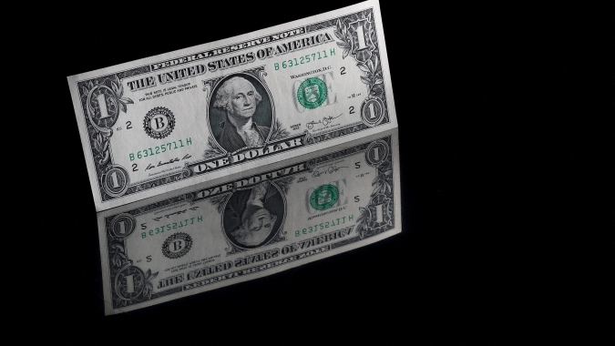 Dólar acompanha exterior e abre em leve queda ante real