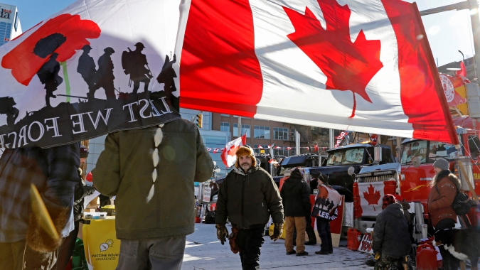 Premiê do Canadá invoca poderes de emergência para acabar com protestos