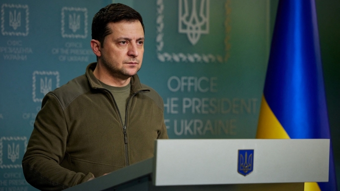 Ucrânia deve encontrar soluções diplomáticas para retomar território ocupado, diz Zelenskiy à Kyodo News