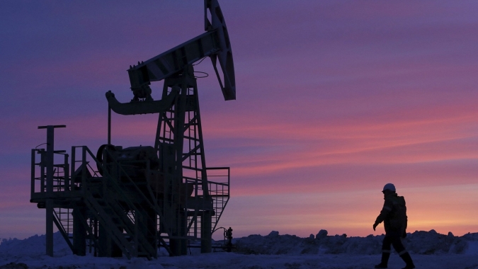 Petróleo fecha em mínima de 6 meses com perspectivas econômicas fracas e alta oferta nos EUA