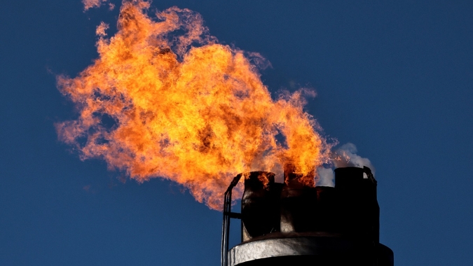 Petróleo avança nesta 3ª com verão favorecendo demanda nos EUA e temores com oferta
