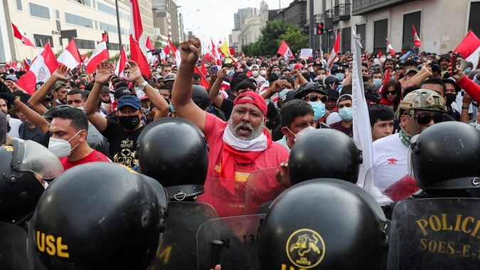 Presidente do Peru suspende toque de recolher em Lima após desafio generalizado e revolta
