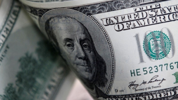 Dólar se descola do exterior e cai ante real com atuação de exportadores