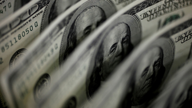 Dólar à vista cai ante real após oscilar em margens estreitas