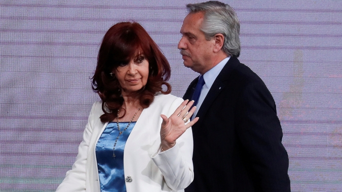 Justiça argentina condena vice-presidente Cristina Kirchner a 6 anos de prisão em caso de corrupção