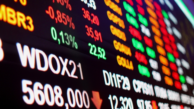 Ibovespa fecha em alta após dia volátil com agenda cheia de balanços