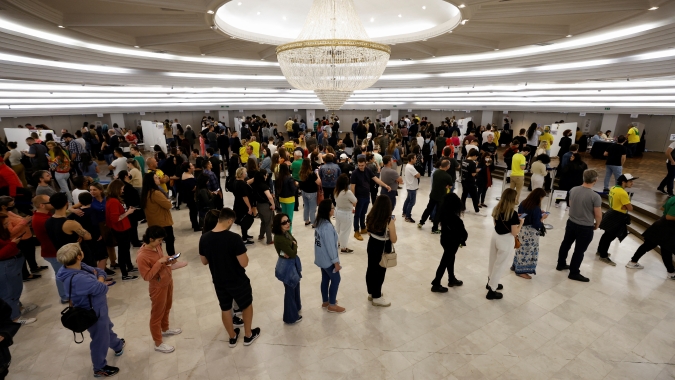 Reuters: Eleitores relatam longas filas para votar; cenário é incerto sobre definição no 1º turno