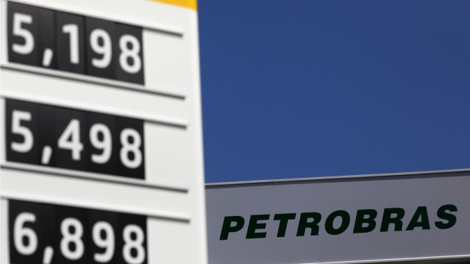 “Governo não apenas poderia, como deveria intervir na Petrobras”, destaca diretor da AbriLivre sobre o aumento dos combustíveis