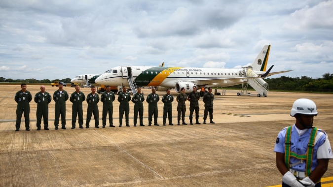 Aeronaves da FAB decolam com destino à China para buscar brasileiros