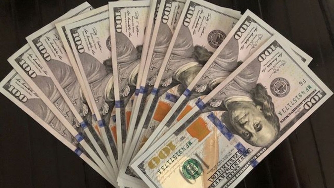 Dólar tem maior alta em duas semanas com aversão a risco externa por tensão EUA-Irã