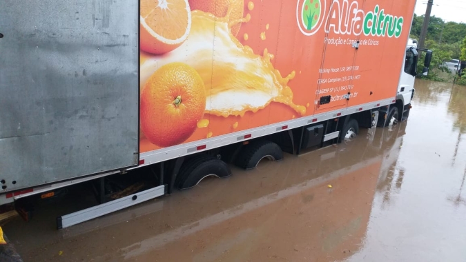 Fortes chuvas atingem Ceagesp, inundam instalações em SP e atividades são paralisadas
