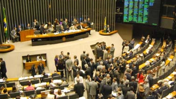 Câmara aprova regime de urgência para projeto que prorroga desoneração da folha até 2027