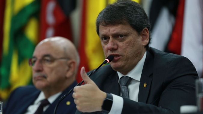 Governo revisa normas de pesagem de caminhões, diz ministro da Infraestrutura