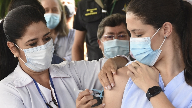 Brasil registra mais de 100 mil casos de coronavírus em único dia pela 1ª vez