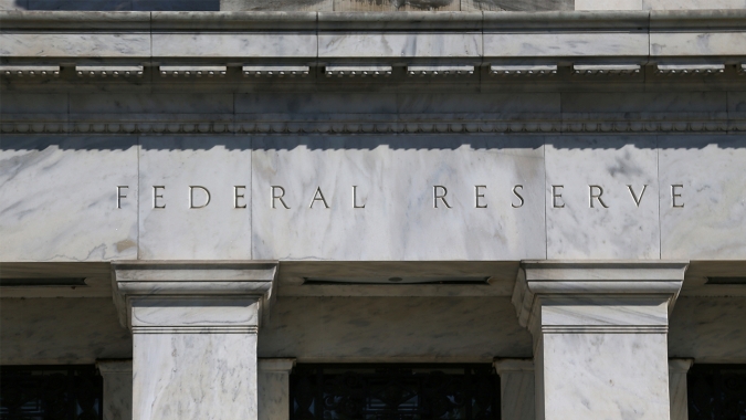 Fed enfrenta novos riscos com greves no setor automotivo e possível paralisação do governo
