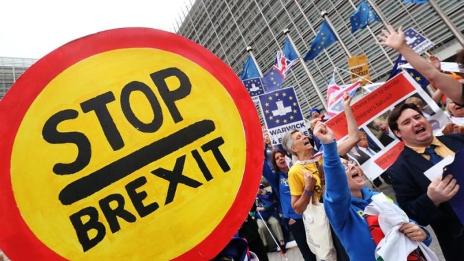 Dividido, Reino Unido deixa órbita da UE e entra no desconhecido Brexit (Reuters)