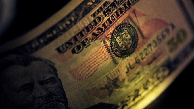 Dólar cai 2% ante real de olho em disputa eleitoral apertada nos EUA