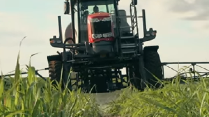 Com tecnologia embarcada, pulverizadores autopropelidos agilizam as operações de campo