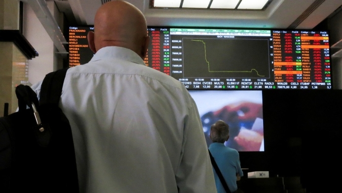 Ibovespa recua na abertura após flertar com níveis pré-pandemia