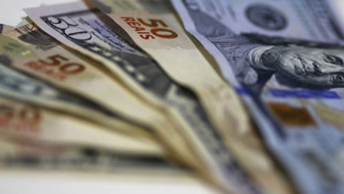 Dólar sobe na volta do feriado com ajuste a dados de inflação dos EUA