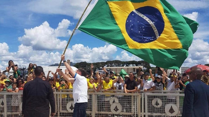 Bolsonaro junta multidão em frente ao Planalto e diz que Poderes têm que se entender com o povo (Reuters)