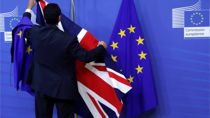 Parlamentares da UE vão às lágrimas e aplausos em aprovação final do Brexit